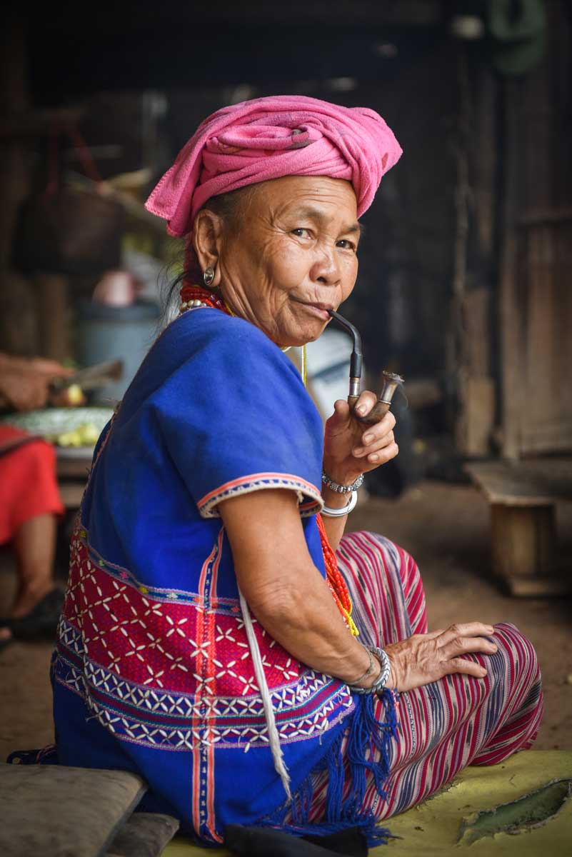 lahu tribe woman smoling pipe