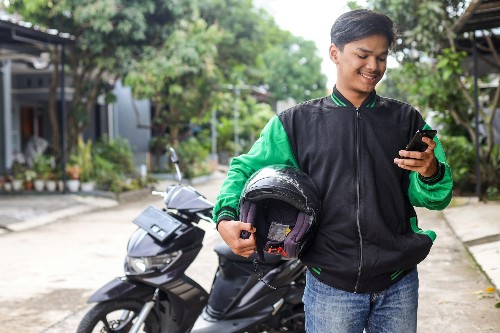 asian-man-work-as-a-commercial-motorcyle-taxi-driver-taking-order-from-his-smartphone