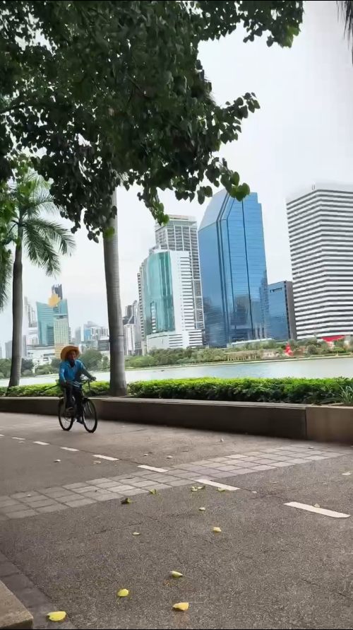 Benchakitti park bangkok (1)